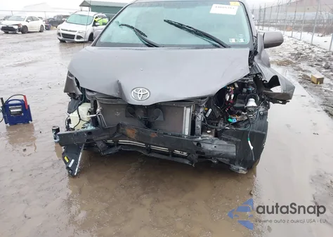 2012 Toyota Sienna Le V6 8 Passenger z USA, uszkodzony, nr VIN 5TDKK3DC7CS254394